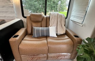 2024 Luxurious, Loaded & Spacious 2 Bdrm Pets Free