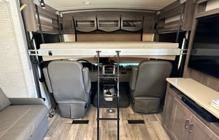 GET IN AND GO! 35' Class A 2020 Winnebago Vista