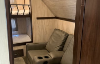 * 5th WHEEL BUNKHOUSE*