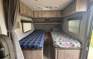 Cozy Winnebago - Ready for Adventure!
