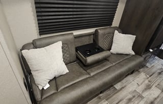 Great Family Getaway w/ Bunk House (DELIVERY ONLY)