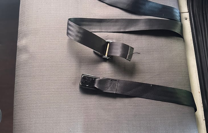 The dinette has 2 seat belts in each bench (total of 4). Car seats can be connected but may require the table to be folded down in order to make enough space.