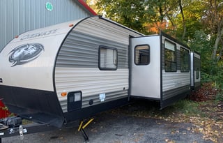 35' Cherokee Sleeps 12 with TRIPLE slide out! HUGE