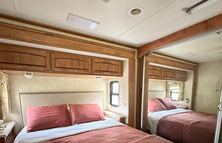 Queen bed, sleep number mattress, sliding glass closet doors, ceiling fan