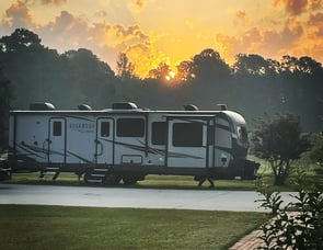 Forest River Rockwood Signature Ultra Lite 8324 SB