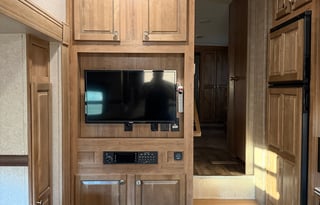 Luxury 5th Wheel With Lots Of Extras