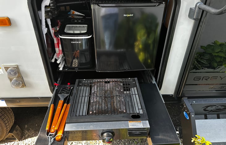 Outdoor grill, fridge and ice maker