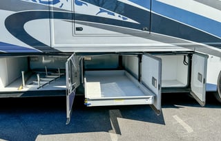 Holiday Rambler Luxury Coach /2 Full Baths & Bunks