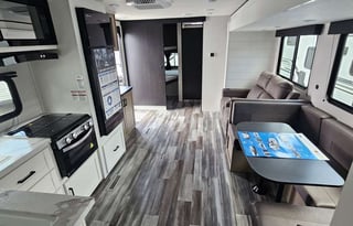 Large 37', 1.5 baths, Wi-Fi, Hot Water, Generator