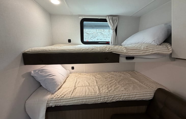 Bunk house, 2 stationary bunks.