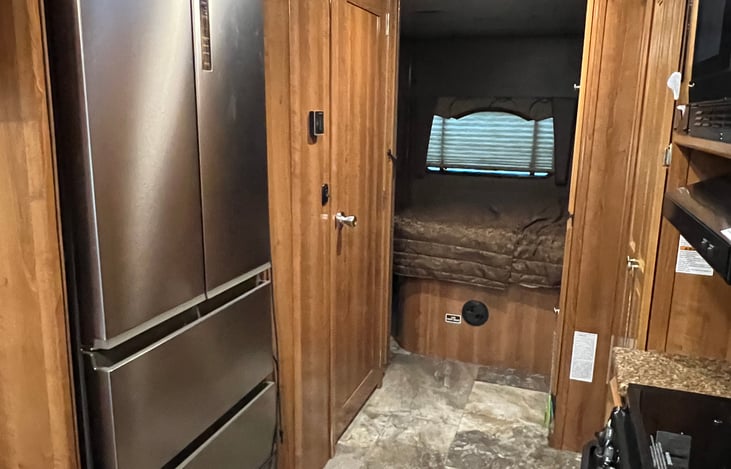 Large refrigerator with 2 freezer drawers