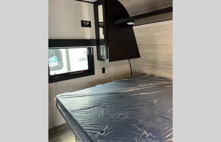 Master bedroom w/Queen mattress.
Fitted sheet, comforter and 2 pillows provided .