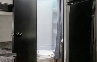 Luxury RV w/patio, Relax - bbq