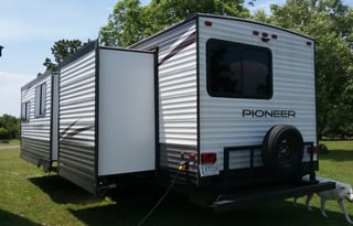 Clark's Comfy Camper-sleeps 9