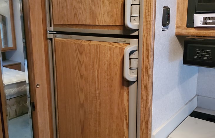 Refrigerator/freezer with electronic temperature monitor