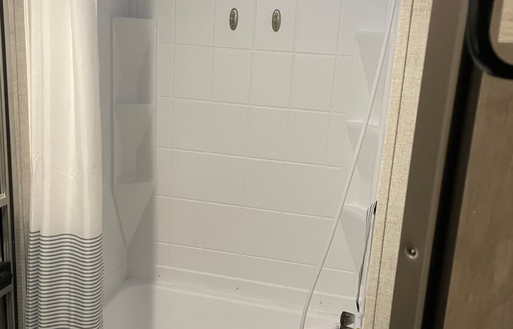 Shower/tub