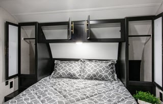 Luxury RV w/patio, Relax - bbq