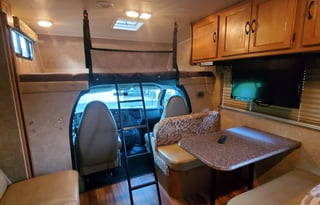 2014 Coachmen RV Freelander 28DS chevy 4500