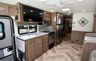 Enzo: New, Kid friendly, 2 full bath, washer/dryer