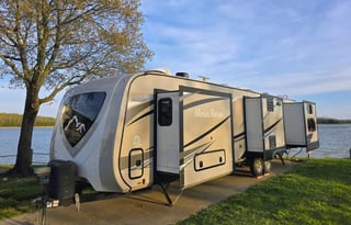 The Easy Living Retreat | Spacious RV + 1.5 Bath
