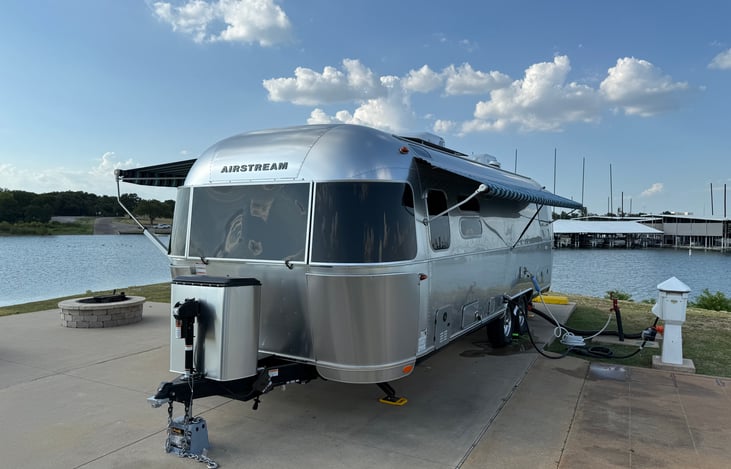 Short, manual awning on street side provides some shade for kitchen area inside 

Electric stabilizer jacks for front can be seen here.