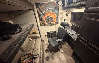 family size 2 bedroom Spacious Luxury Fifth Wheel