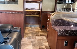2015 Thor Freedom Elite 28’ Motorhome, Low Mileage