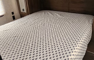 Cherokee Red sleeps 6 w/pvt queen & bunks