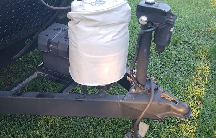 Single propane tank, battery, electric jack