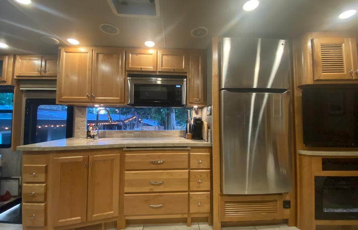2 sinks , 3 burners, full residential refrigerator with ice maker