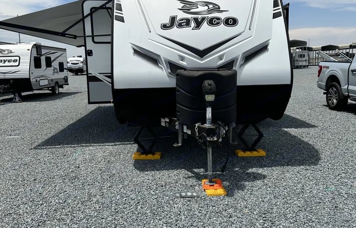 Front end hitch with easy battery operated for attaching to vehicle and leveling. 2 propane tanks and dual batteries.