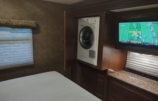 "Vrbo on the Go" with Outdoor Kitchen & TV