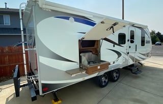 2018 Lance 27' Adventure Trailer Sleeps 4