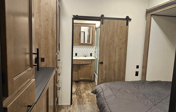 King bed with 2nd ac unit