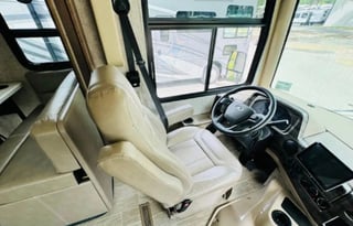 2022 Thor Miramar w/ bunks & WIFI - Red Debbie