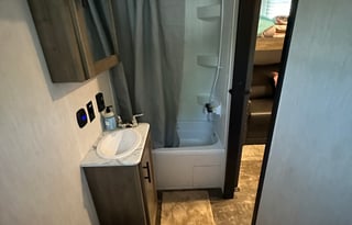 Comfortable Pet Friendly RV Loaded with Extras!!