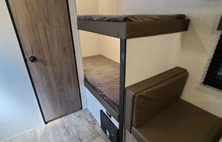 New 2024 Easy to tow 21' low profile sleep 6