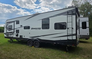 Toy Hauler 1.5 Bath 2021Grand Design Momentum 29G