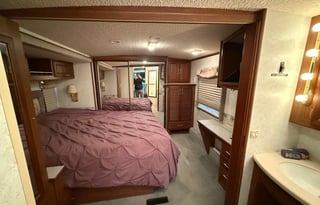 2004 Winnebago Adventurer 38N