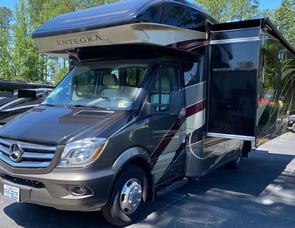 Entegra Coach Qwest 24L