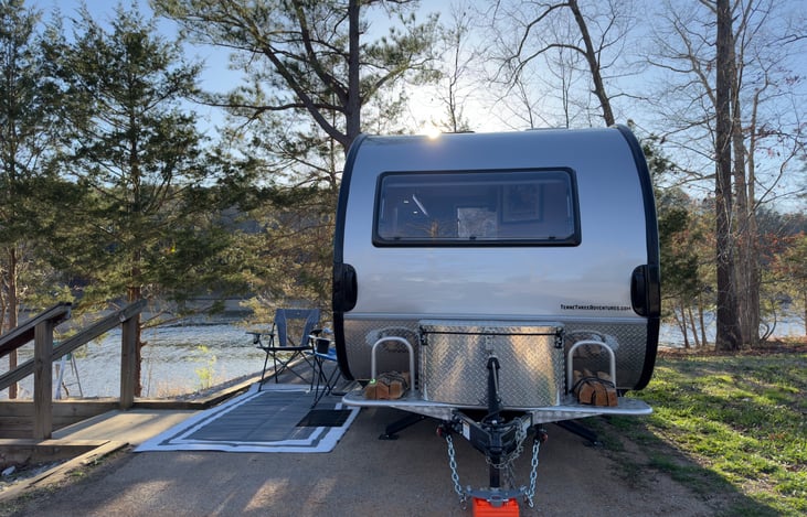 Big windows allowing so much natural light to pour in.