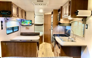 2018 Prowler Lynx. Sleeps 8. Delivery Available