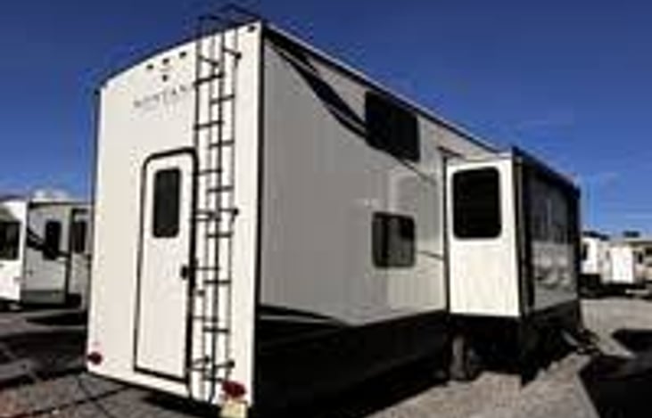 Rear door entry to guest bedroom. Roof ladder to fully-walkable roof. Dining and living room slideout.