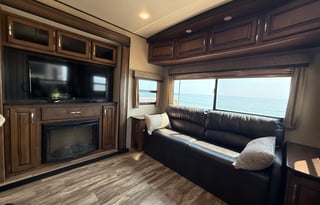 LARGE FAMILY CAMPER WITH PRIVATE QUEEN BEDROOM