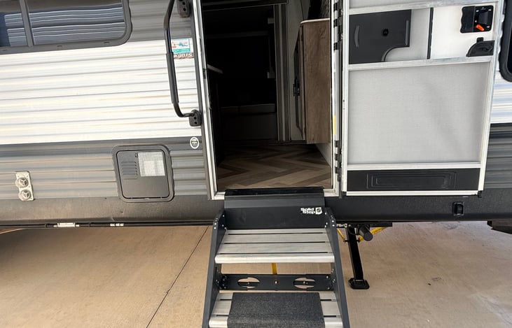 Entrance with foldable stair