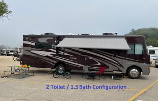 Winnebago Vista 35F (2 toilets / 1.5 bath)