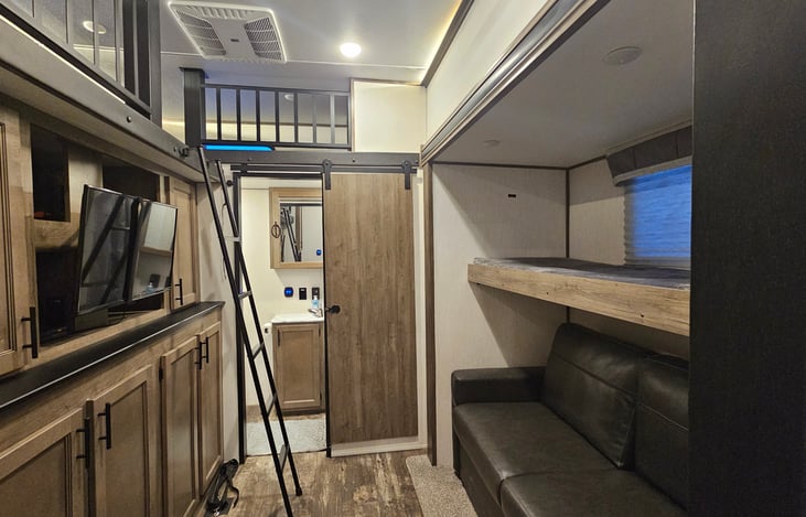 Bunk room with 2 bunks up top