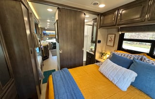 ‘Endeavor’ Loaded with Amenities + Sleeps 10!