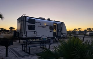 Luxurious, cozy glamper, outdoor kitchen + more!