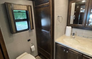 RV Sleeps 8 with 2 Bunks - Unlimted Generator Use